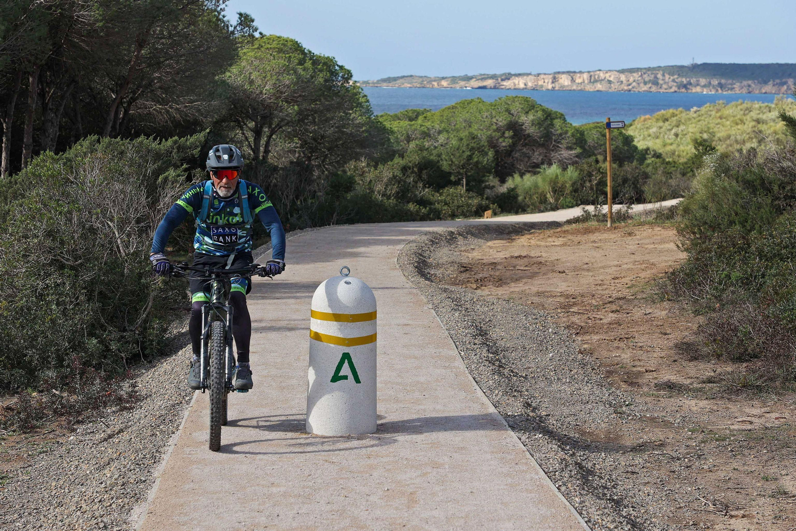 Un ciclista circula por el nuevo carril cicloturista, este sábado.