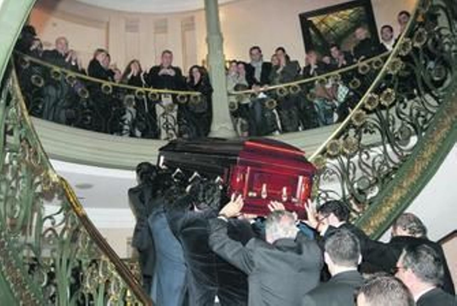 Emotivo momento con la llegada del féretro de Enrique Morente a la sede de la SGAE.