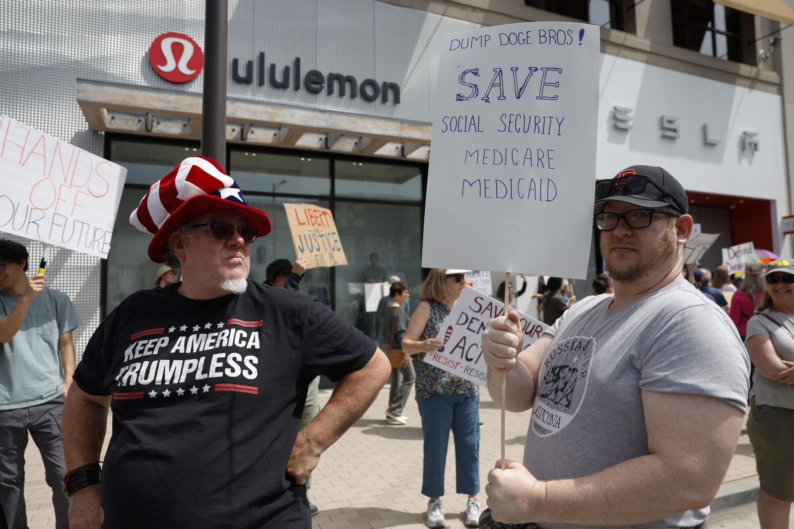 Miles de manifestantes contra Trump y Musk en EEUU: "¡Quita tus manos!"
