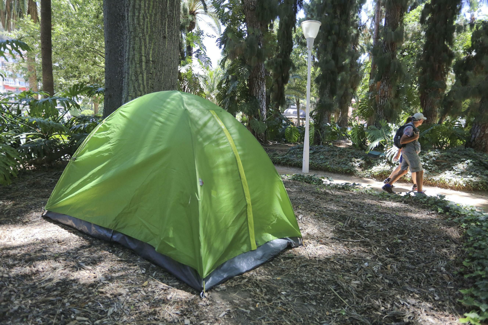 Fotos del  'camping' de los indigentes en el Parque de Málaga