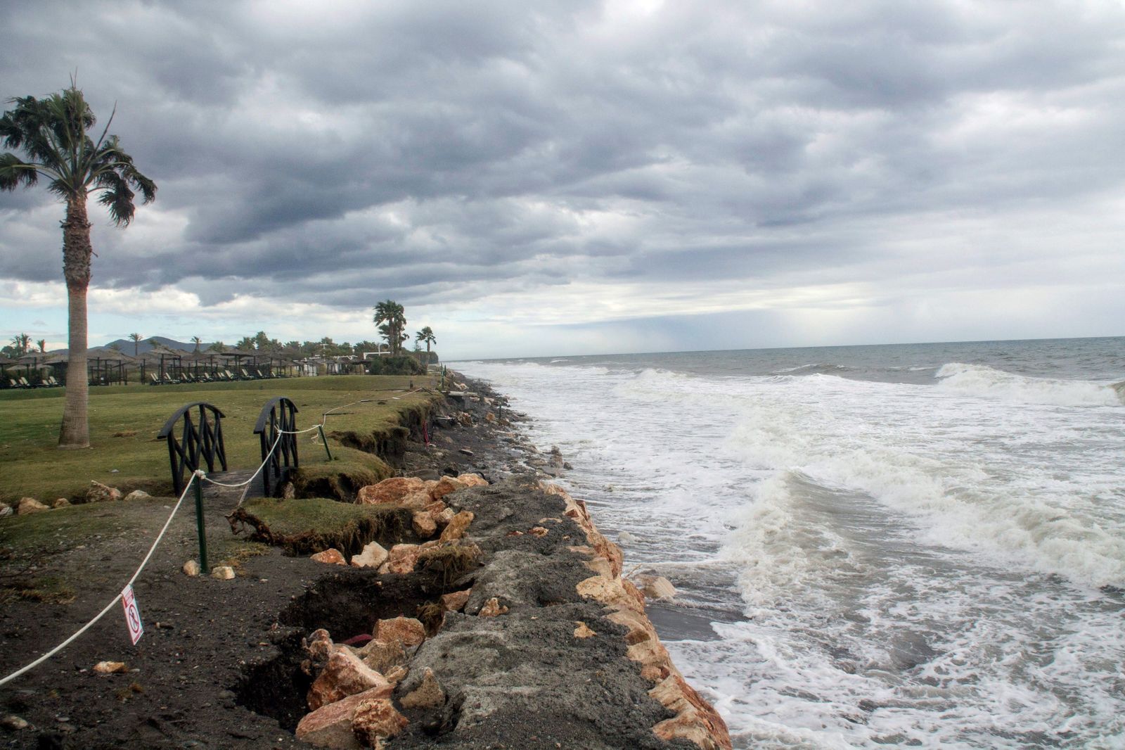 Imagen de archivo del temporal causando daños en las costas de Granada