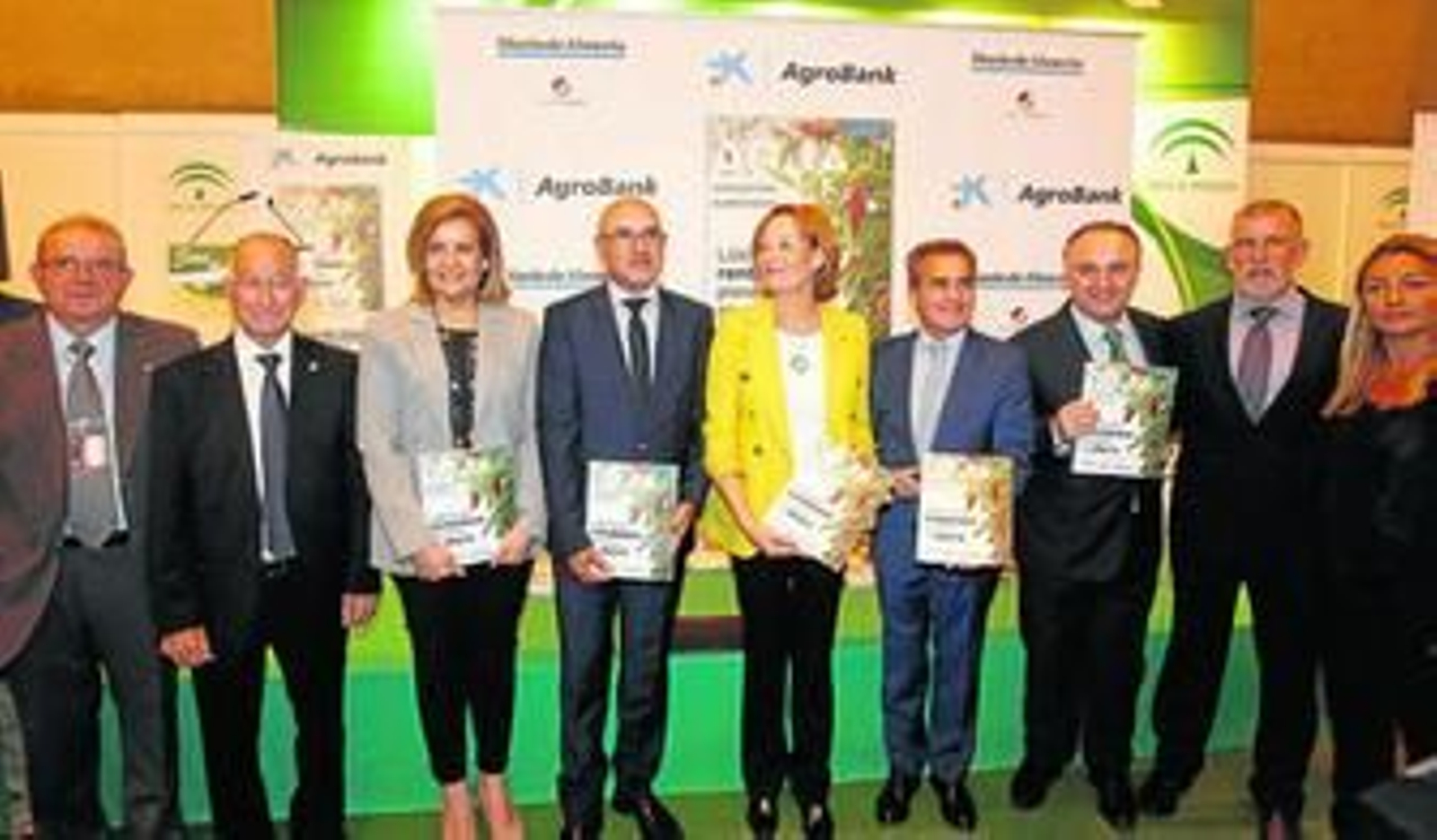 De izquierda a derecha, el alcalde de Vícar, Antonio Bonilla; el presidente de la Diputación Provincial de Almería, Gabriel Amat; la ministra de Empleo y Seguridad Social, Fátima Báñez; el director de Diario de Almería, Antonio Lao; la consejera de Agricultura, Carmen Ortiz; el director territorial de Andalucía Occidental de Caixabank, Rafael Herrador; el director territorial de Andalucía Oriental y Murcia de Caixabank, Juan Ignacio Zafra; el gerente de Diario de Almería, Emilio Osorio; y la responsable de Agricultura de la Diputación de Almería, María del Mar López.