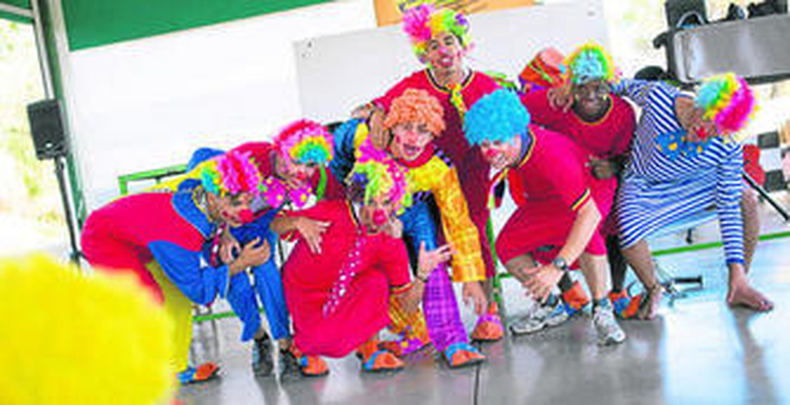 Un grupo de jóvenes participantes, caracterizados de payasos, durante uno de los talleres lúdicos.
