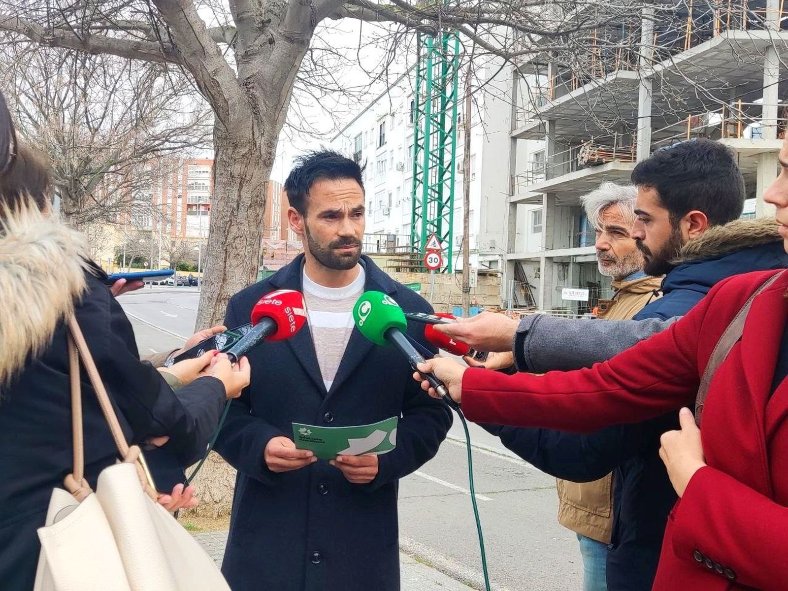 De la Cruz presenta su plan de vivienda en una rueda de prensa en el Cerro del Moro.