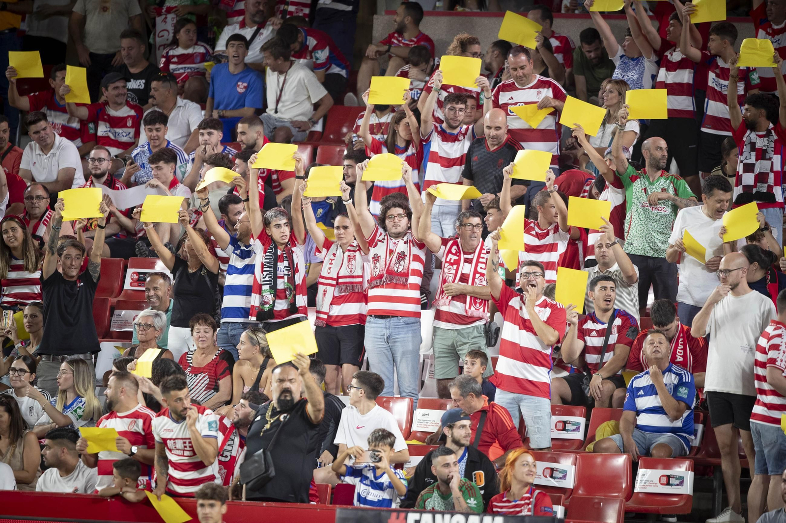 Encuéntrate en la grada de Los Cármenes en el Granada-Leganés