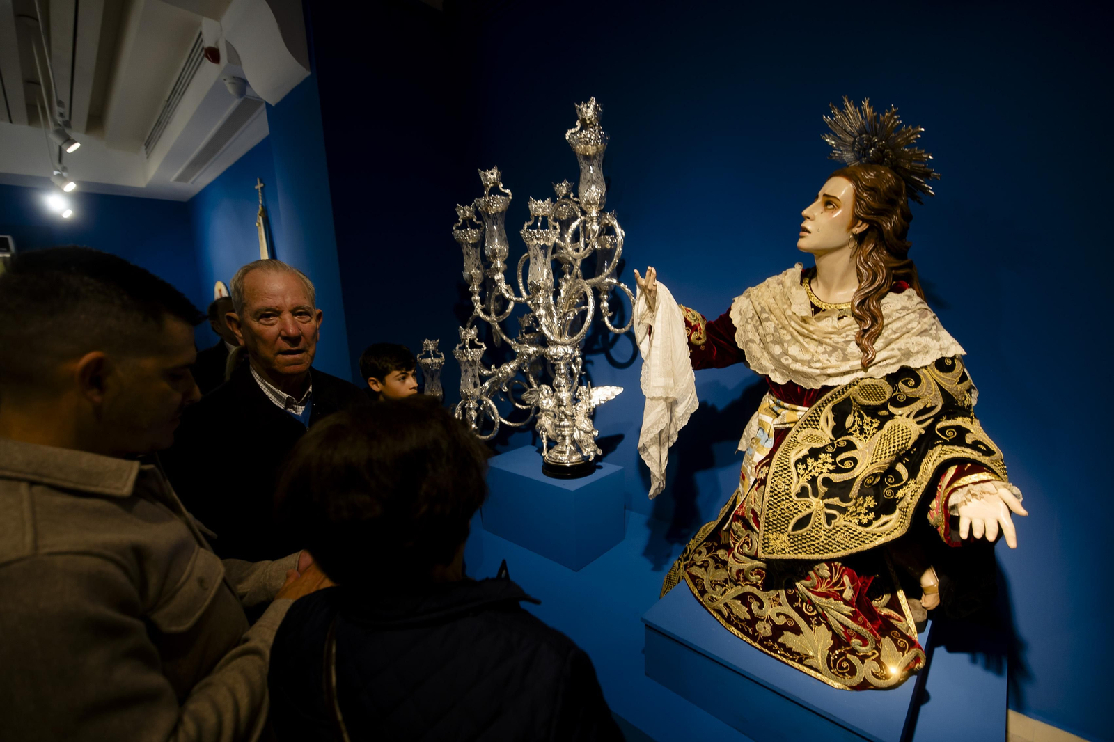 Imágenes de la exposición "Estrenos Semana Santa 2024" en la sede de la Fundación Cajasol