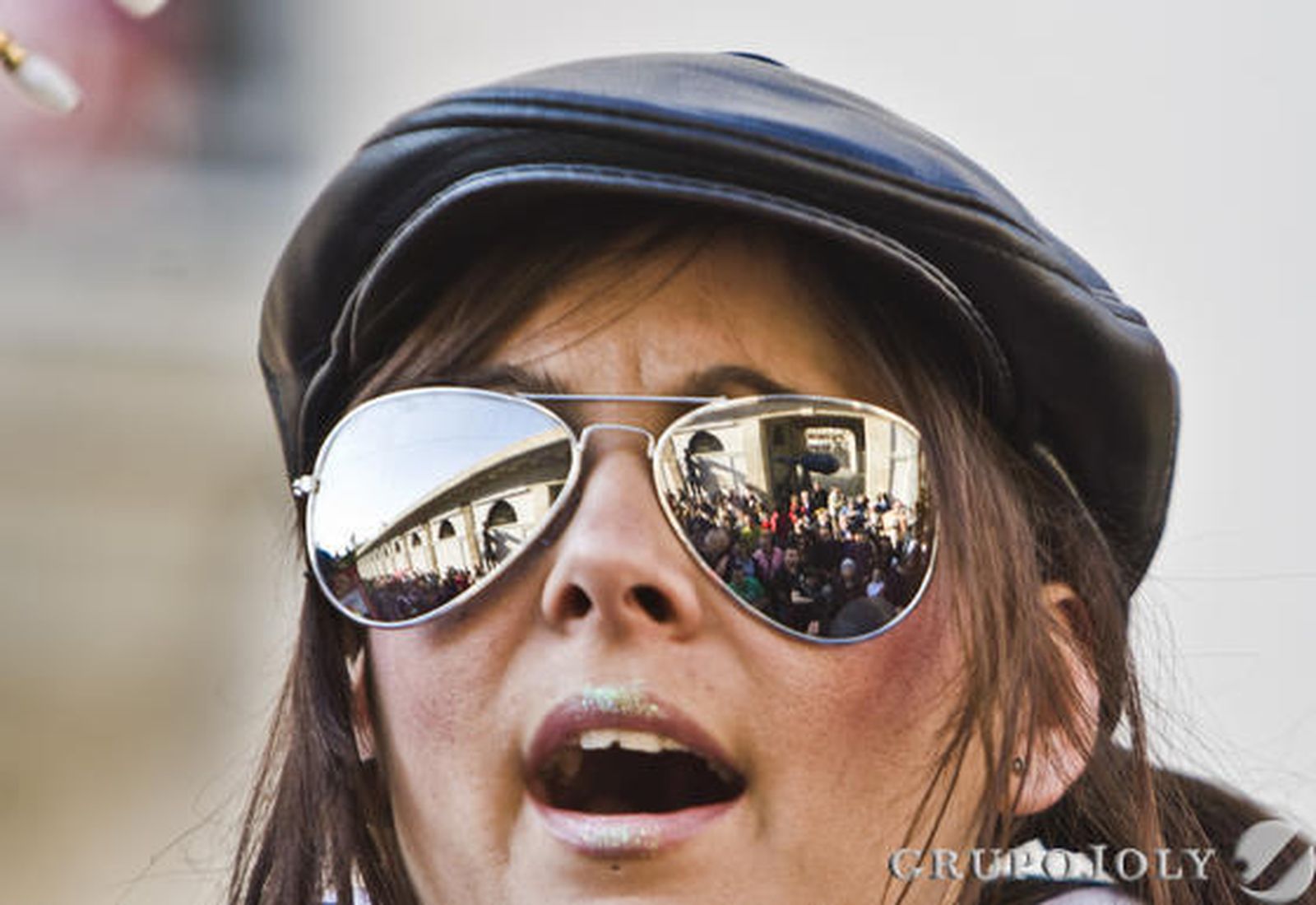 Las calles se llenan de agrupaciones oficiales e ilegales que reciben el aplauso de aficionados que logran disfrutar de una fiesta menos concurrida que la del domingo

Foto: Julio Gonzalez