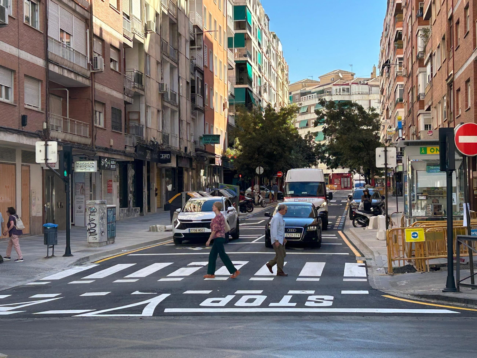 Vehículos y peatones ya discurren por el nuevo tramo reformado de Emperatriz Eugenia