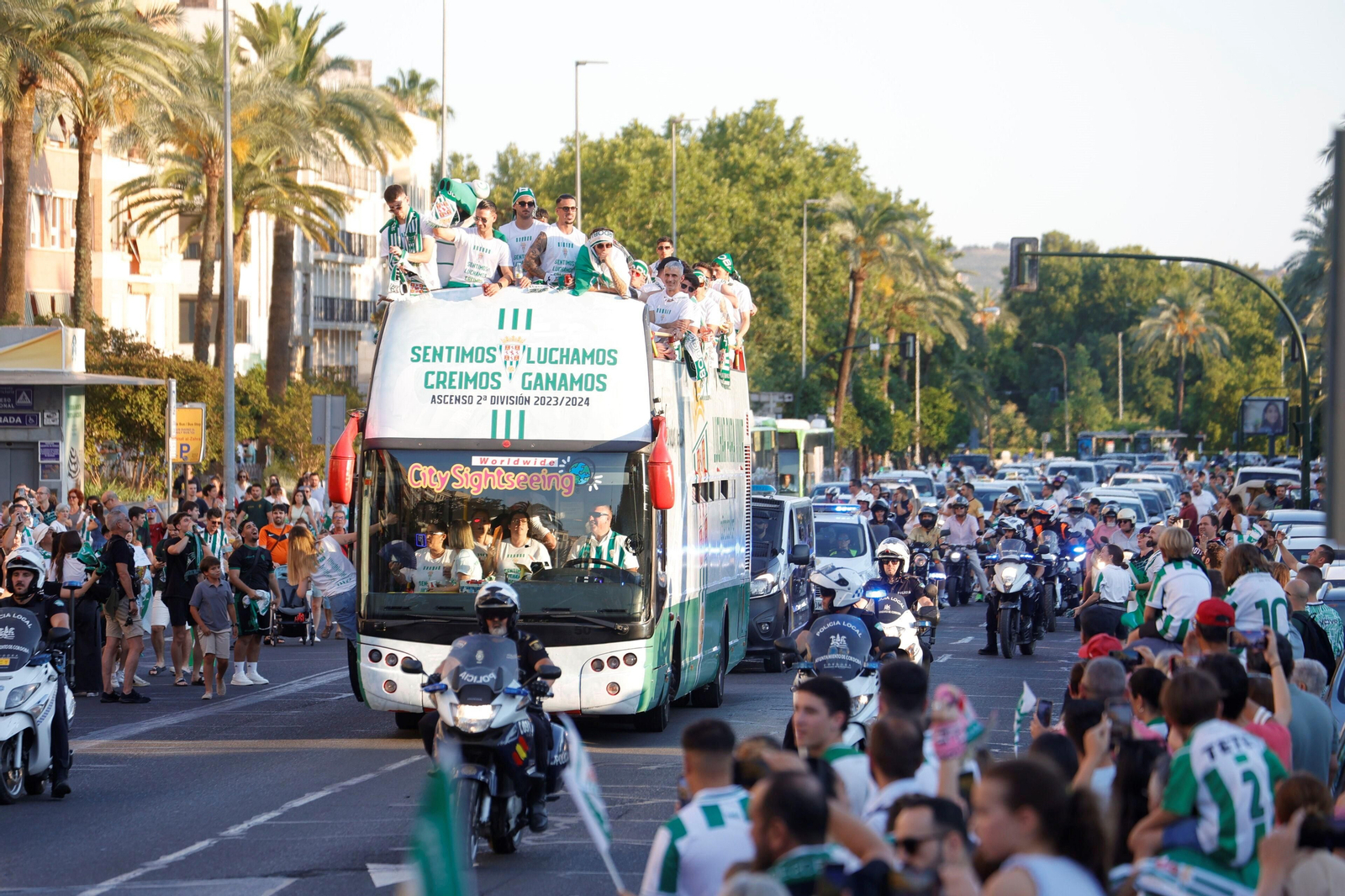 Las mejores fotos de la 'rúa' del Córdoba CF para celebrar el ascenso a Segunda División