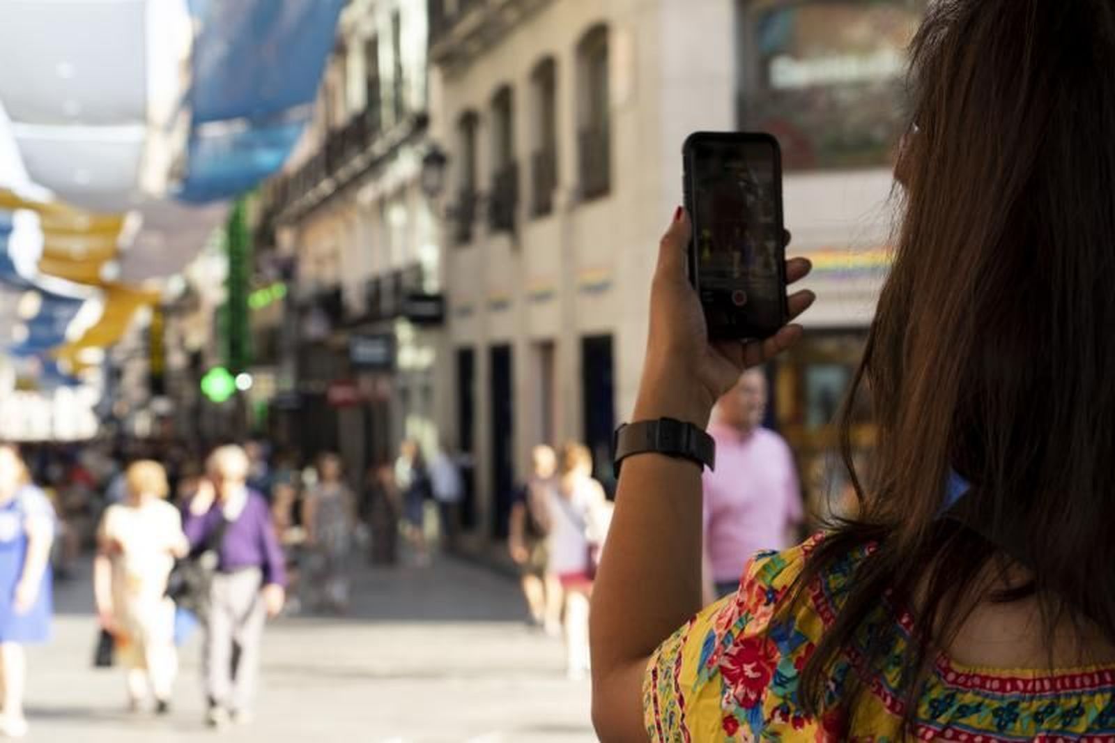 Ciudadana con un teléfono móvil.