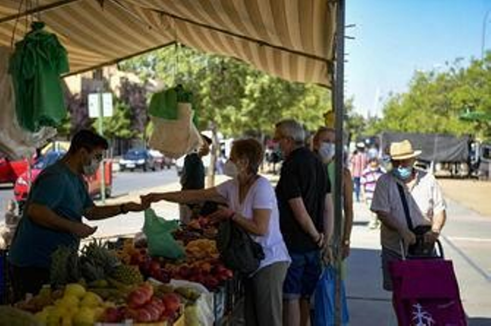 Fotos: así ha sido el regreso del mercadillo en el Zaidín de Granada