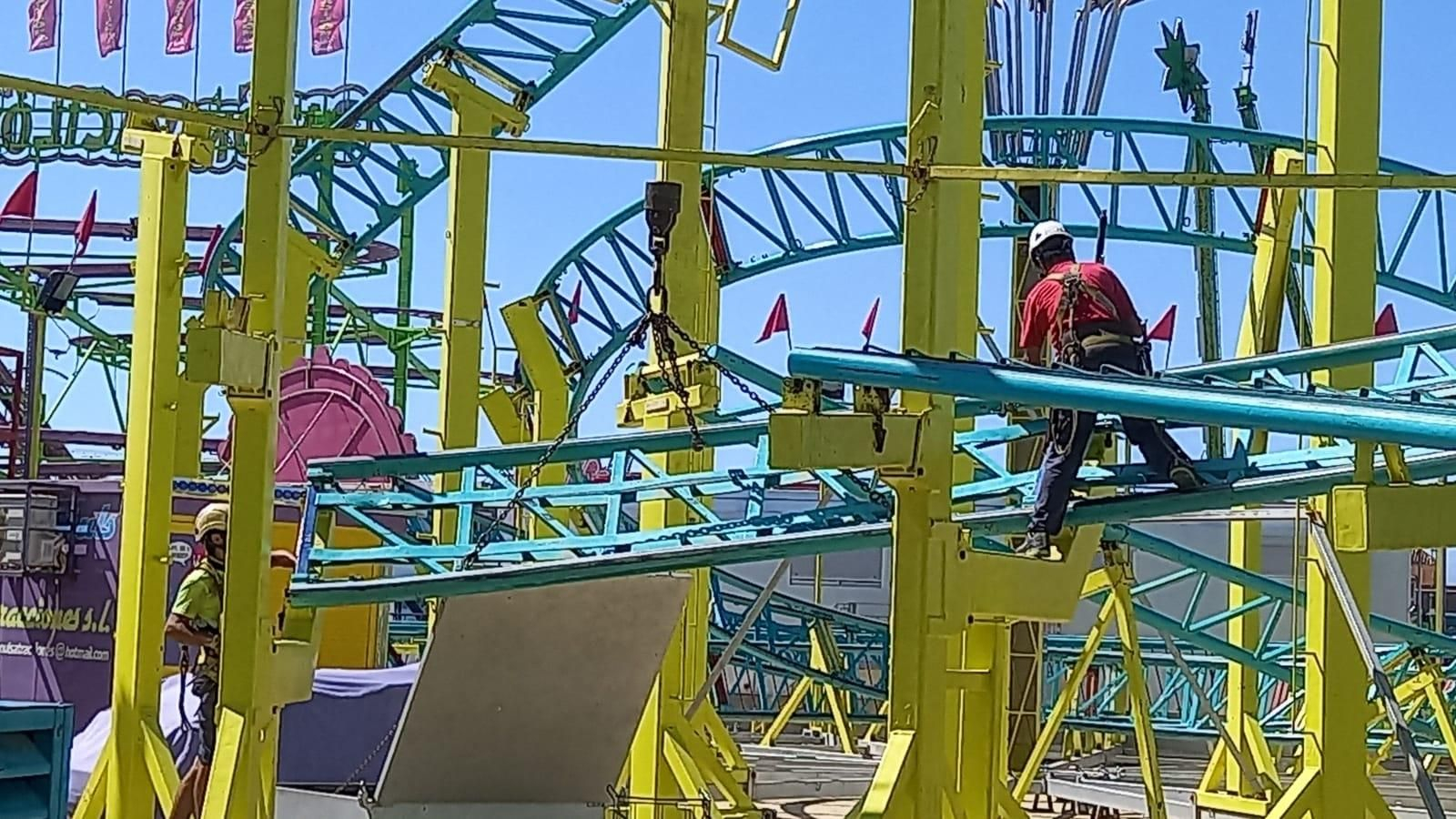 Recta final de los trabajos de montaje de las atracciones de la Feria de San Fernando