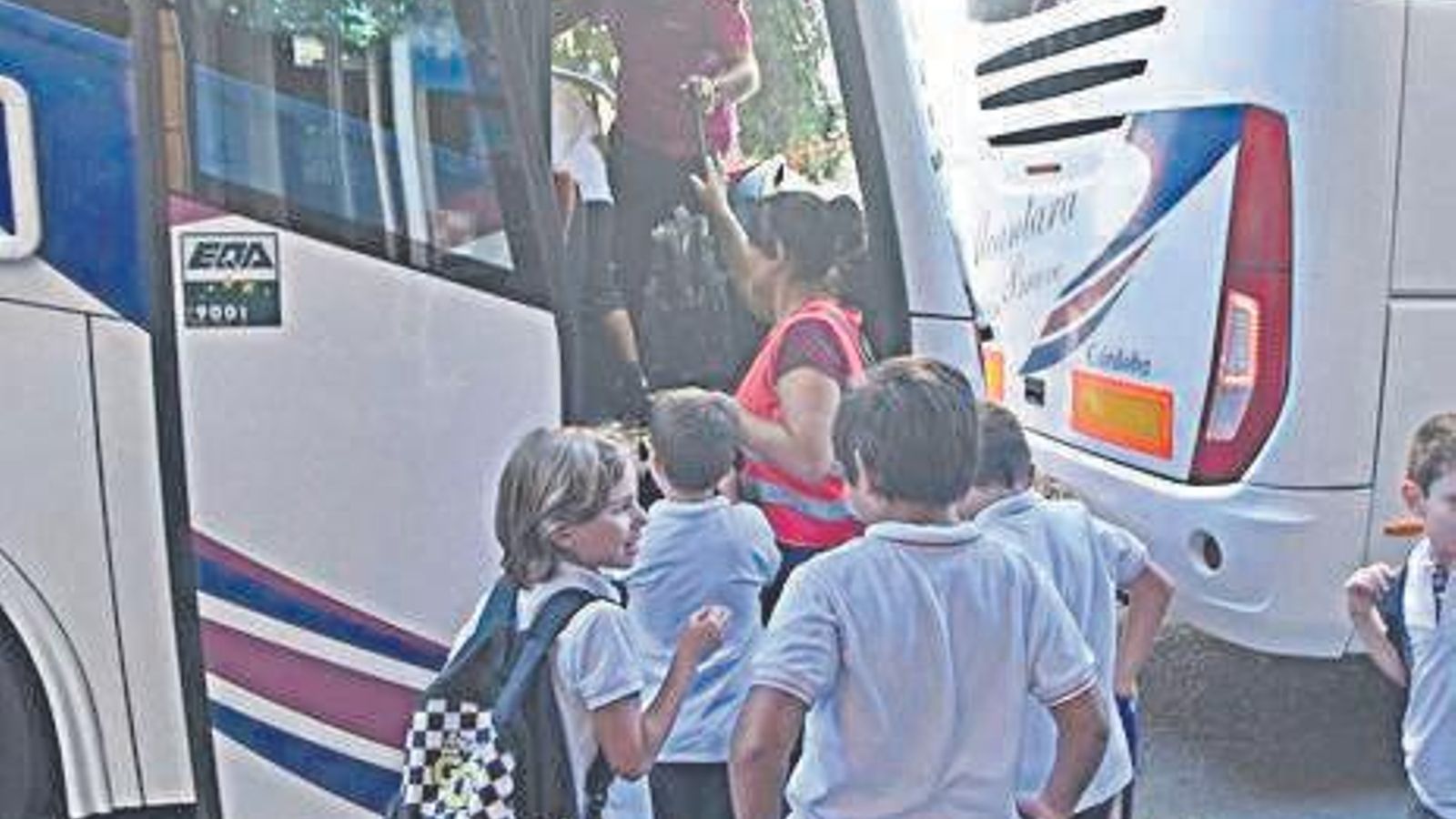 Cuando se va en bus, es fundamental llegar a tiempo a la parada.