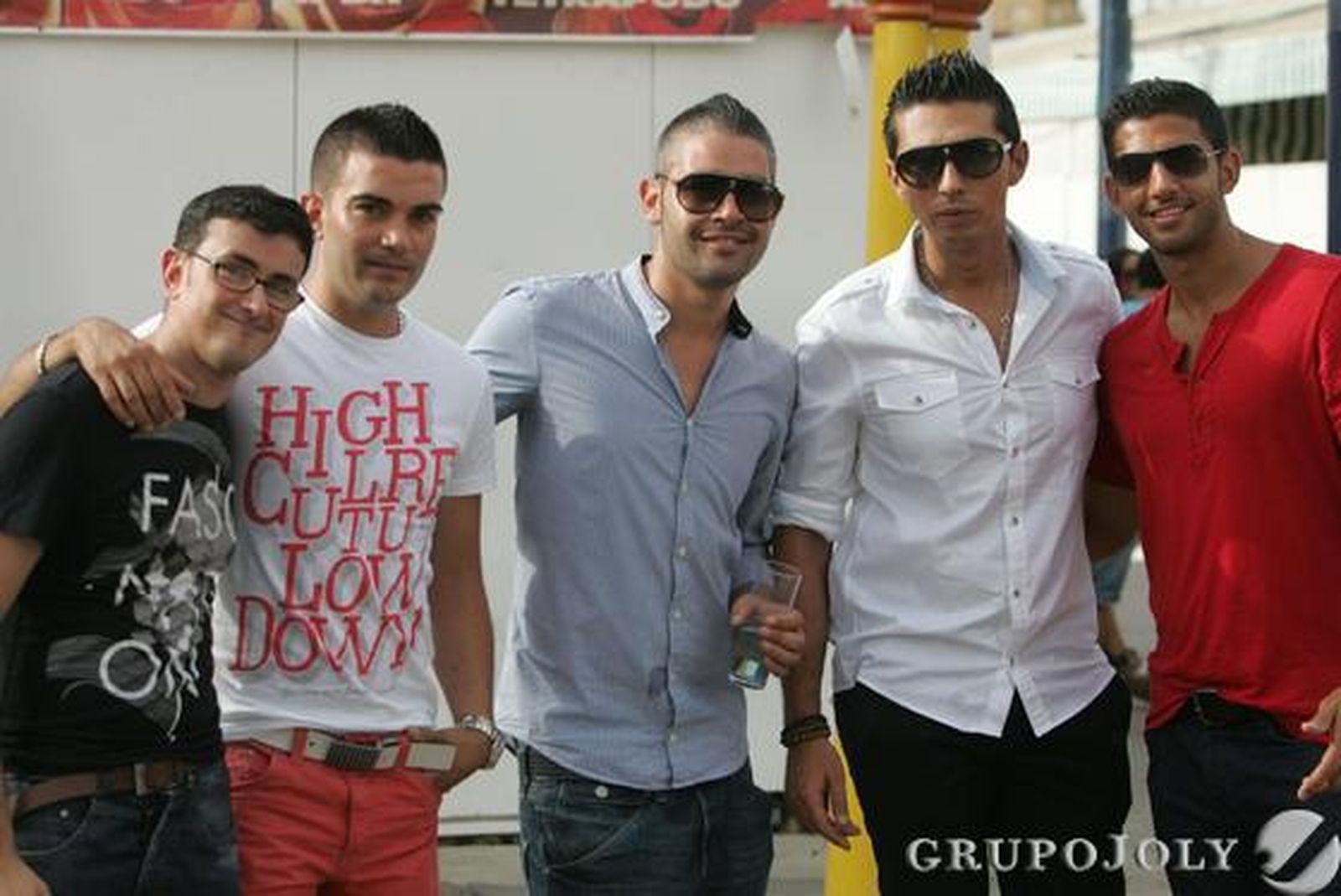 Los algecireños disfrutan de su último día de feria y se reúnen en el Real para contemplar el montaje pirotécnico con el que acaba la fiesta./J.M. Quiñones

Foto: J.M. Quinones