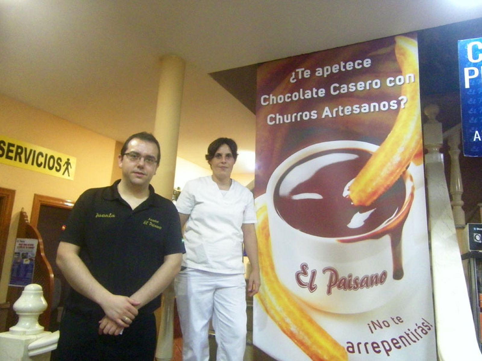 Un gran cartel anuncia los churros en El Paisano