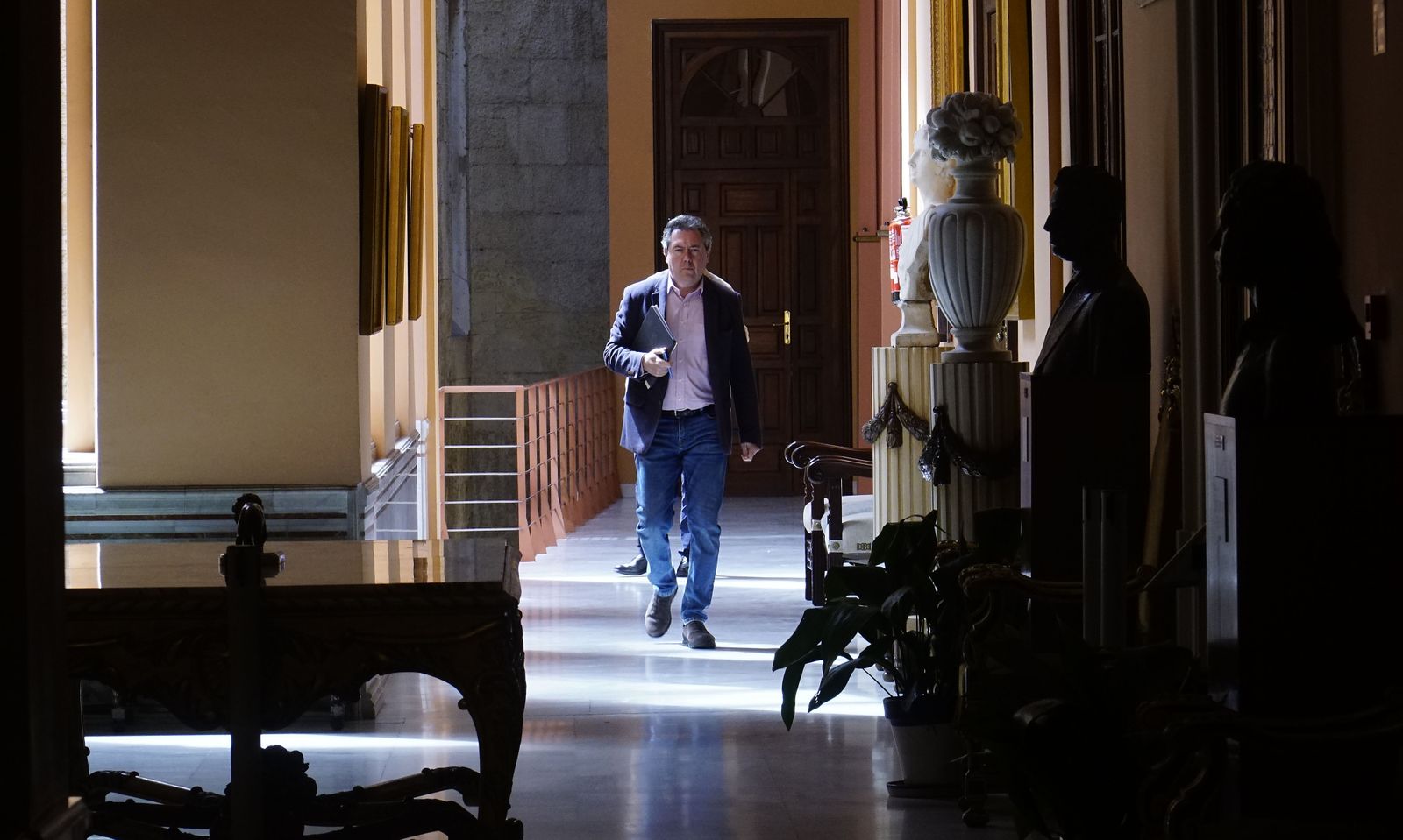 Juan Espadas, por los pasillos del Ayuntamiento