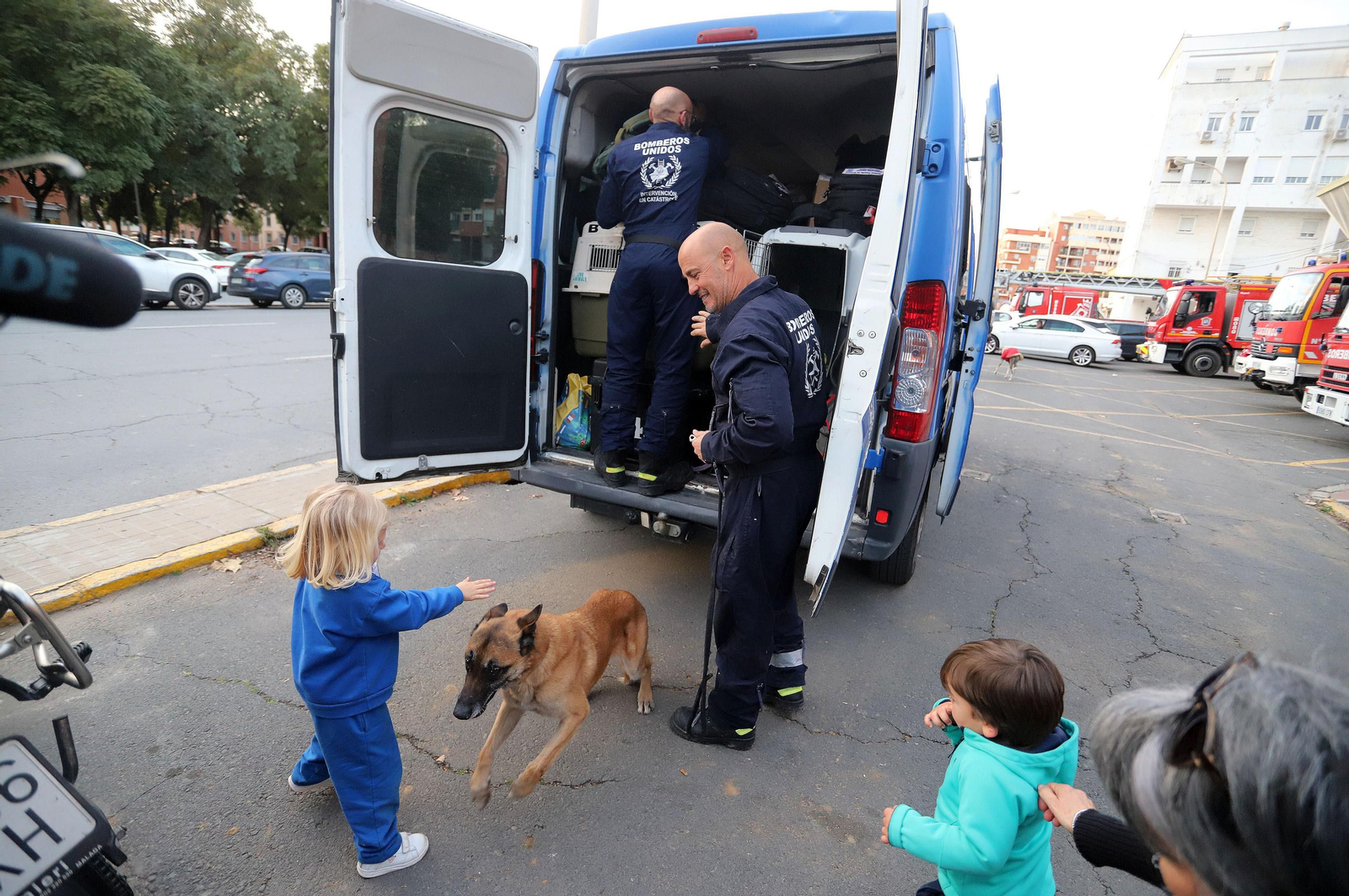 Imágenes del emotivo regreso de los Bomberos de Huelva tras sus labores de rescate en Turquía