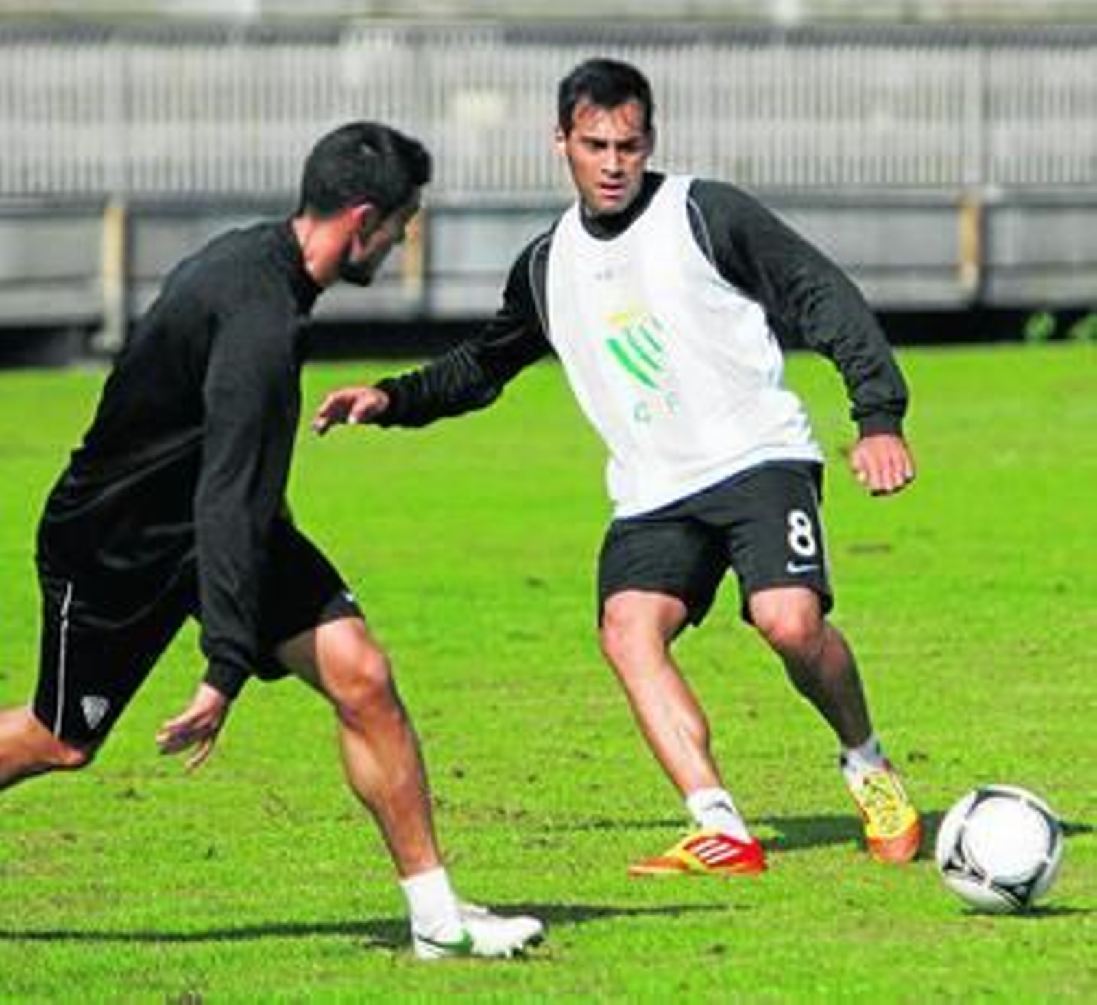 Damián Petcoff da un pase en presencia de Javi Cabezas durante una sesión en la Ciudad Deportiva.
