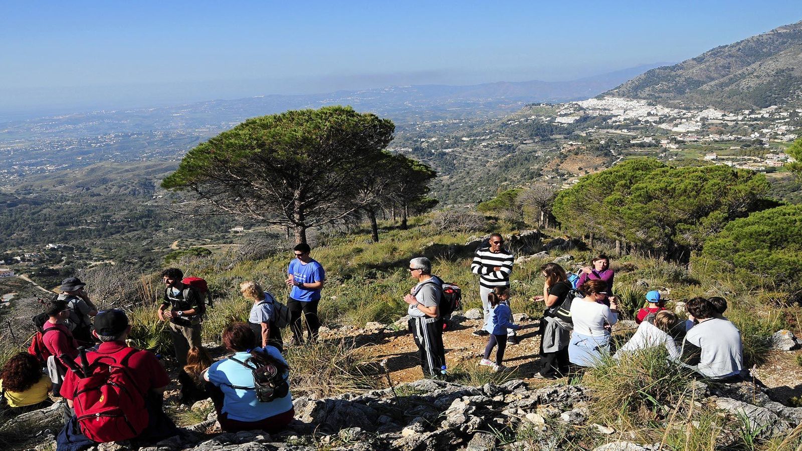 Una posible ruta de senderismo, con Mijas a lo lejos.