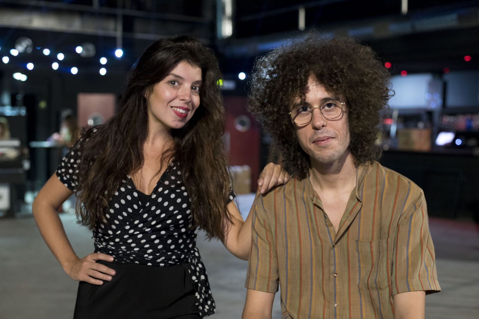 La cantante granadina posa junto a Alonso Díaz de Napoleón Solo antes de un ensayo en la sala Industrial Copera de Granada.