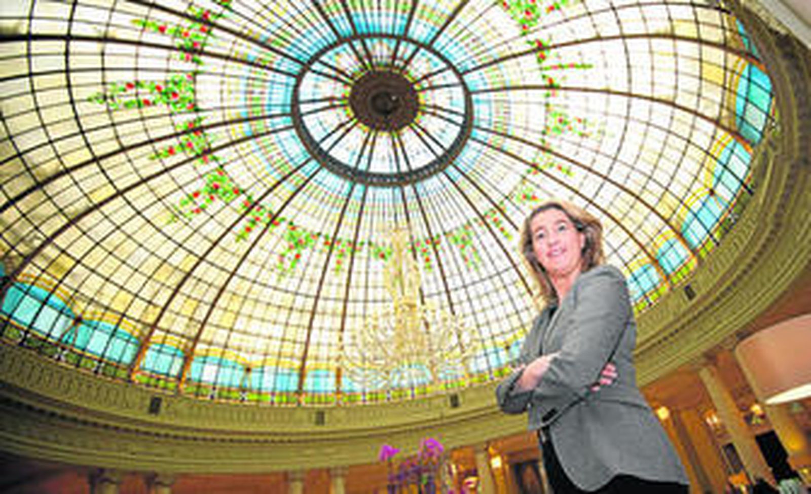 Pilar Mantaras posa bajo la imponente cúpula que alberga el restaurante 'La Rotonda', en el Hotel Westin Palace, días atrás.