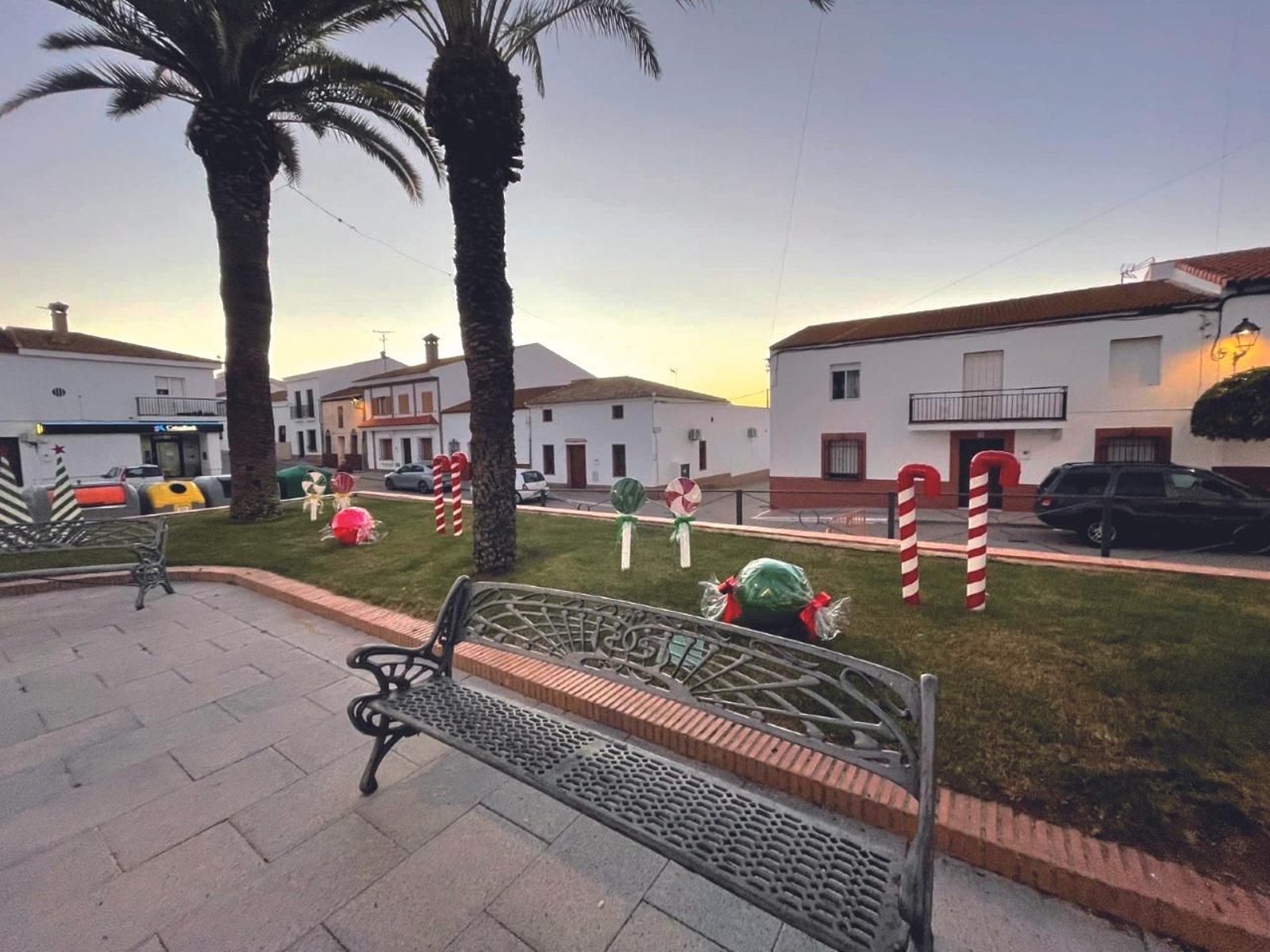 Toda la decoración se ha realizado exclusivamente con elementos reciclados tales como madera o tapones de plásticos