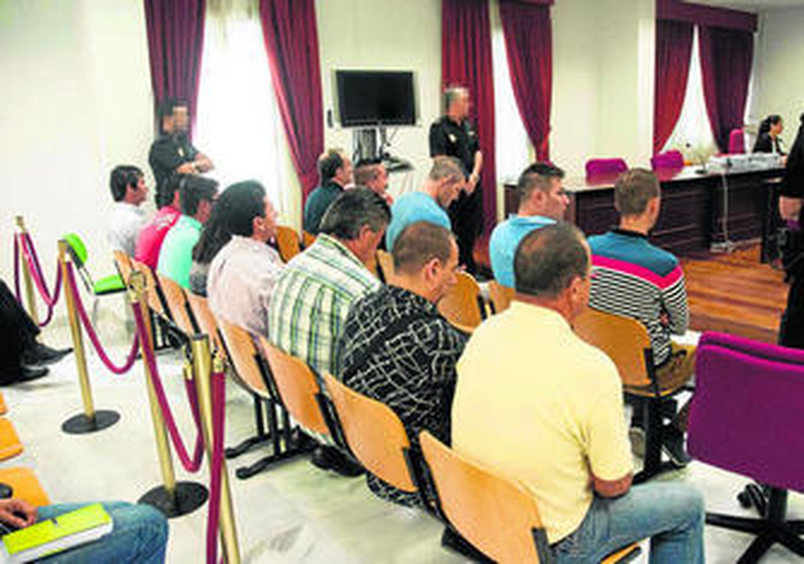 Los acusados, sentados en el banquillo de la Sección Octava a comienzos del pasado mes de julio.