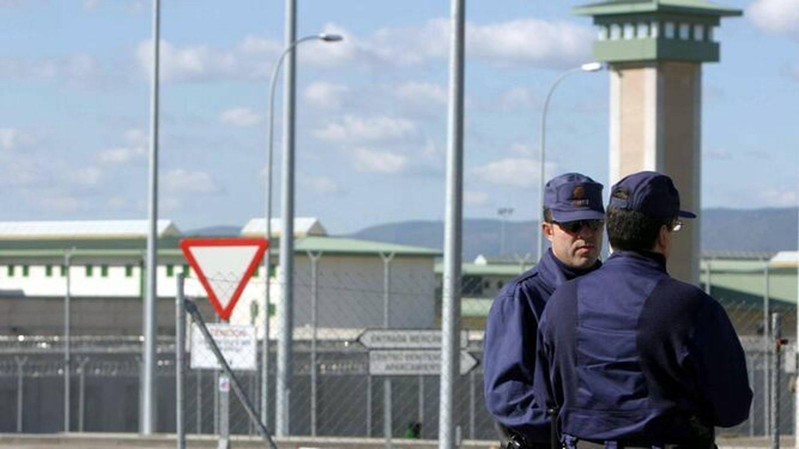 Una patrulla policial junto al centro penitenciario de Córdoba.