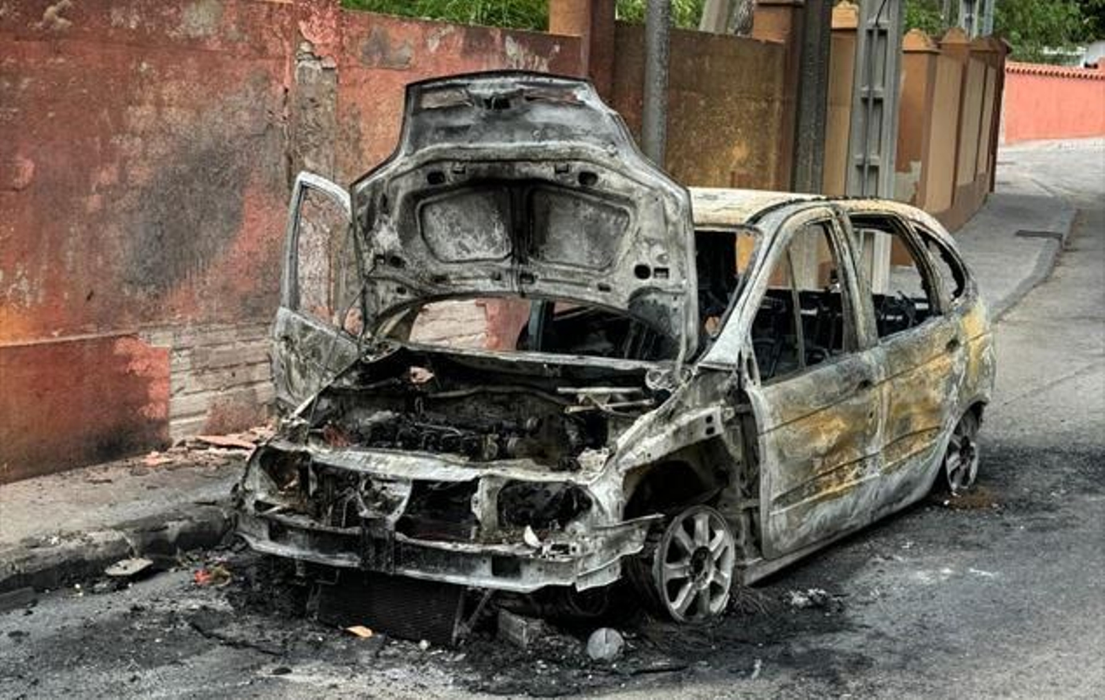 Coche calcinado en la Colonia. Coche calcinado en la Colonia.