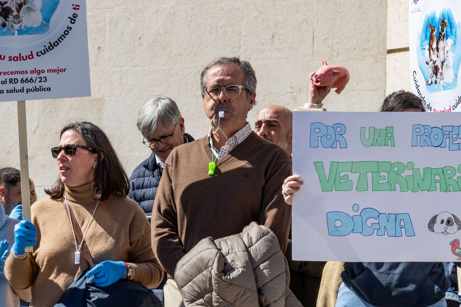 Concentración de veterinarios en protesta contra el real decreto 666/2023