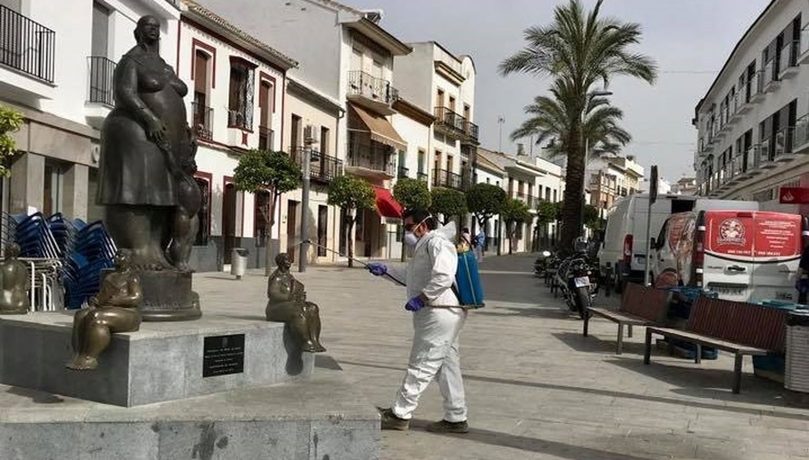 Un operario realiza labores de desinfección en Santaella.