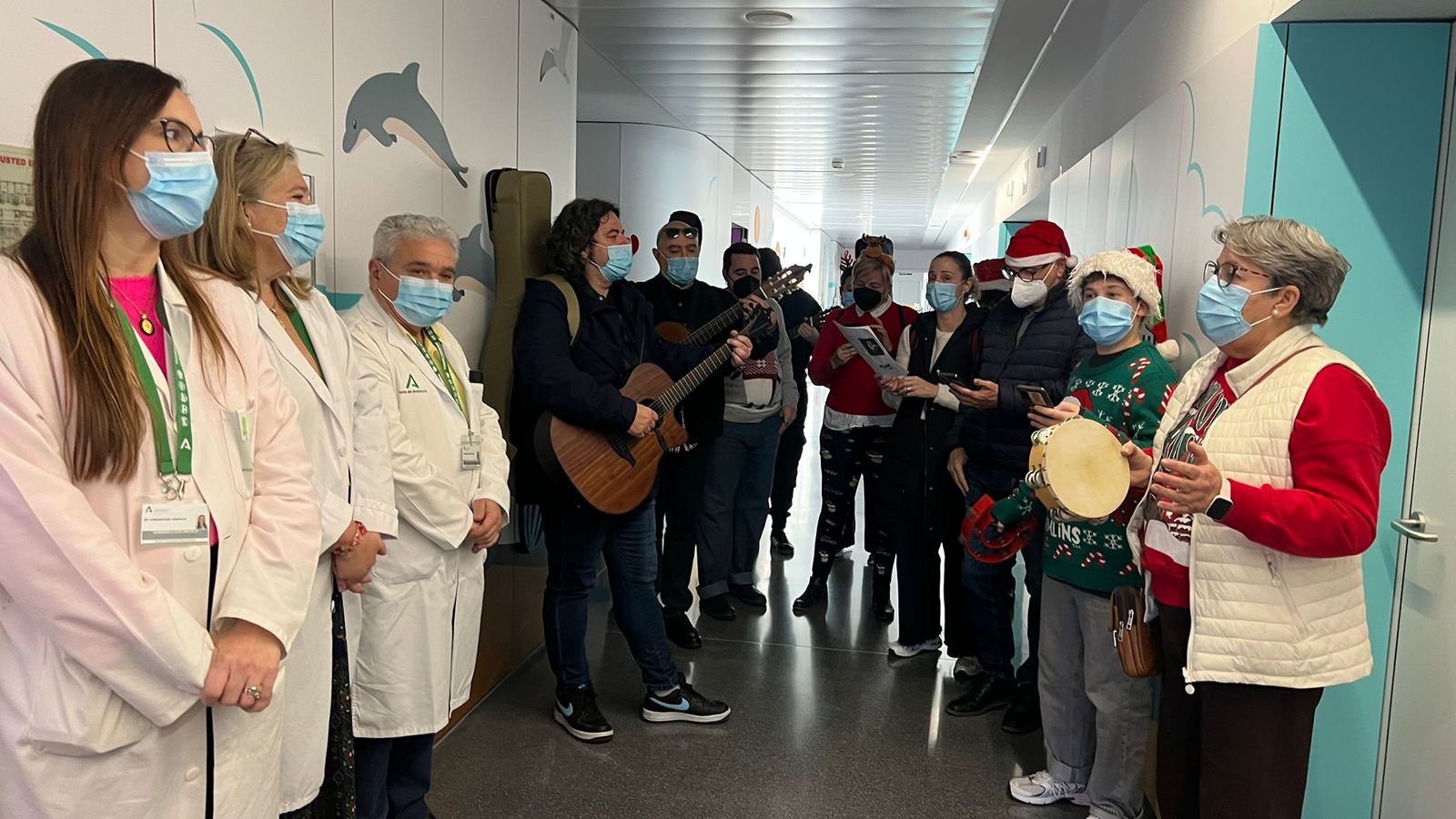 Regalos, ilusión y villancicos durante toda la mañana en el área de Oncología Infantil