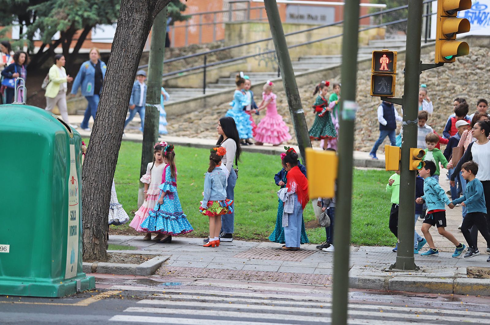 El Rocío 2023: Imágenes de la Hermandad de Emigrantes en su salida de Huelva