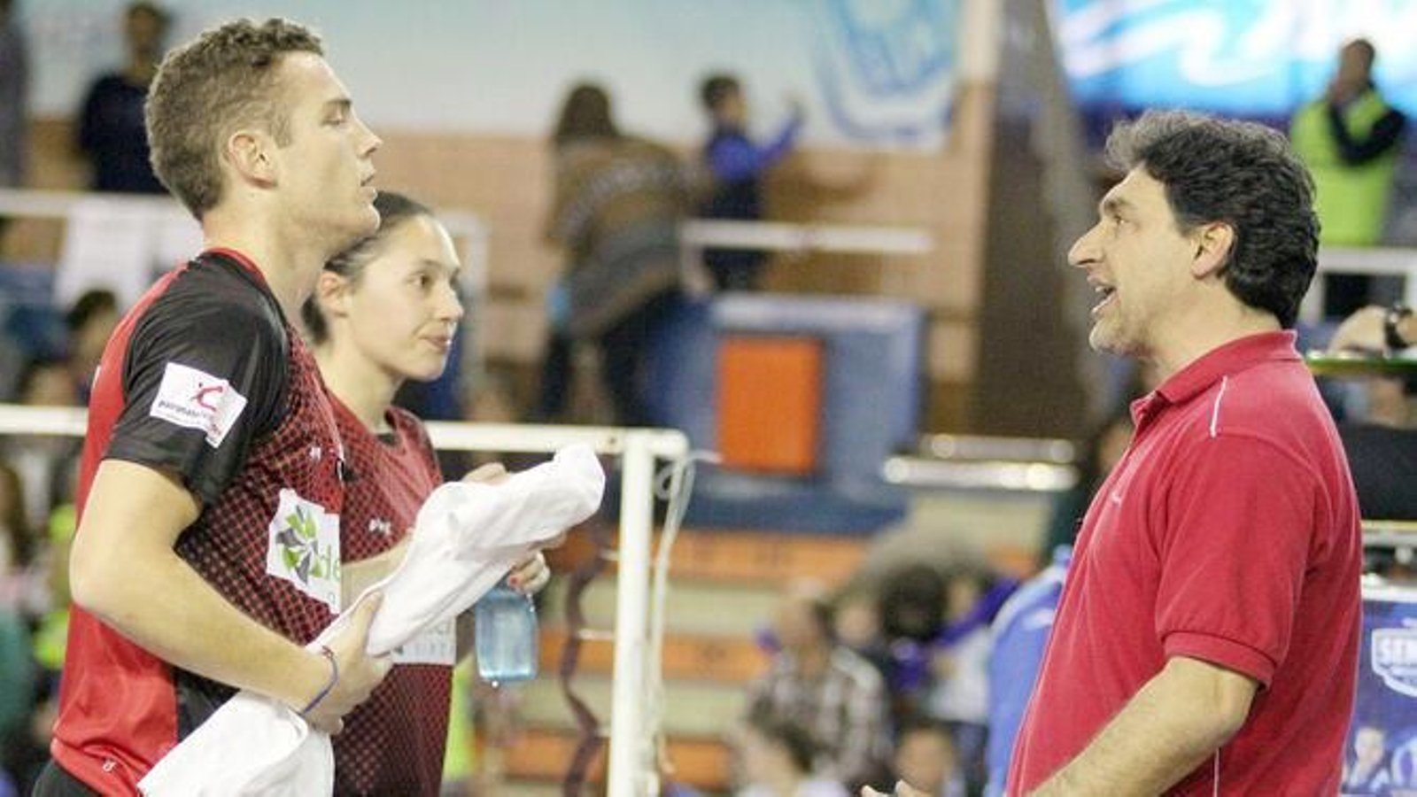 Laura Molina, tras Javi Sánchez, atiende a su padre, Antonio Molina, en el Rinconada.