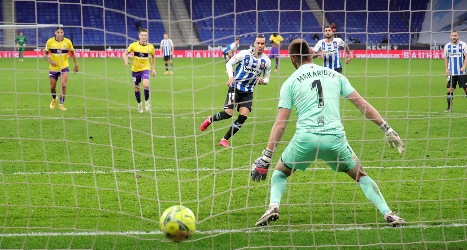 De Tomás anota de penalti en el Espanyol-Almería de la primera vuelta.