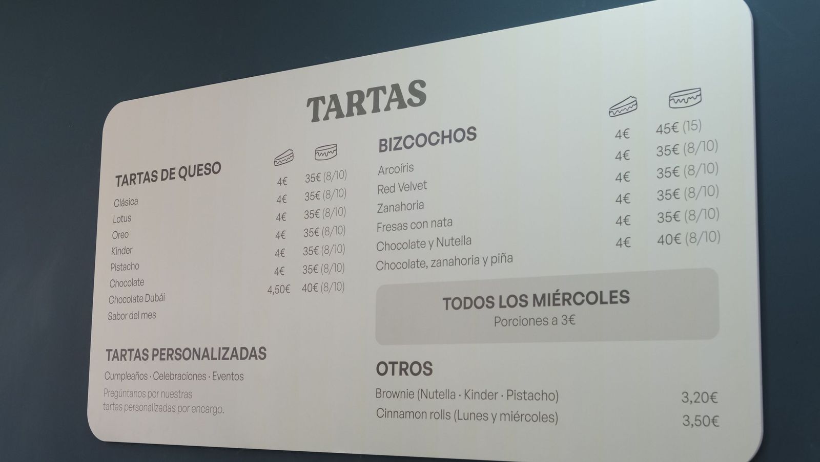 Colas interminables y tartas a un euro: la mejor 'cheesecake' de Almería conquista el centro de la ciudad