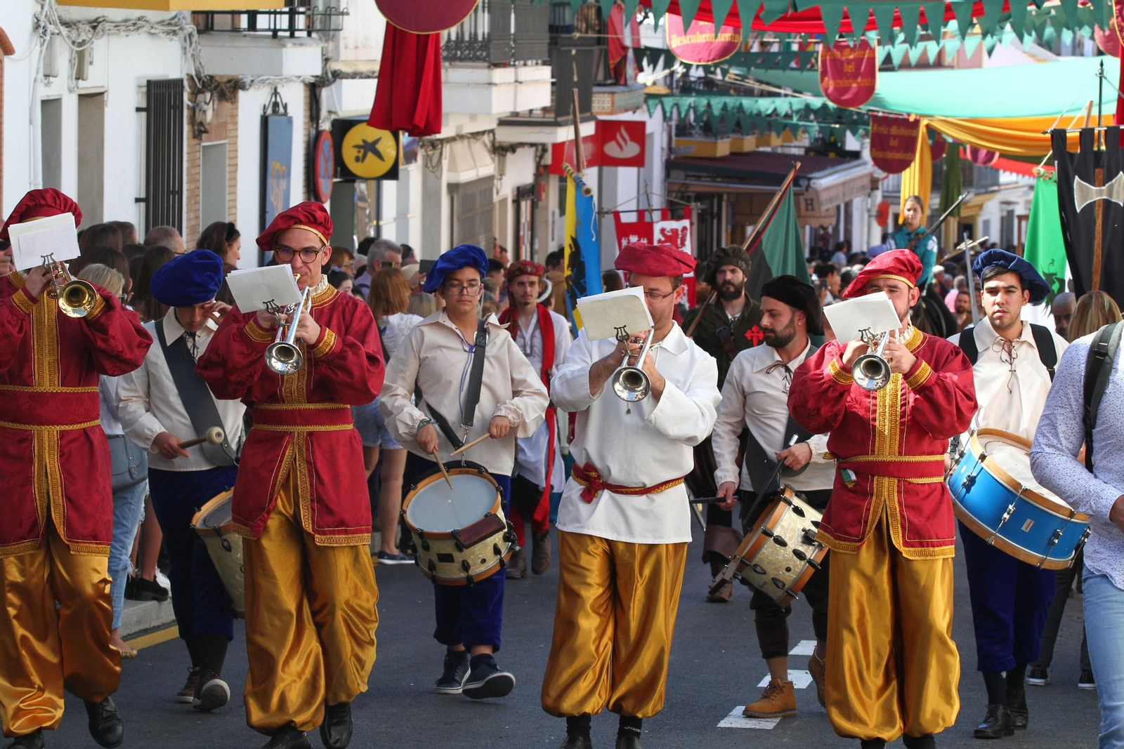 Imágenes del desfile de la XIX Feria Medieval del Descubrimiento, en Palos de la Frontera