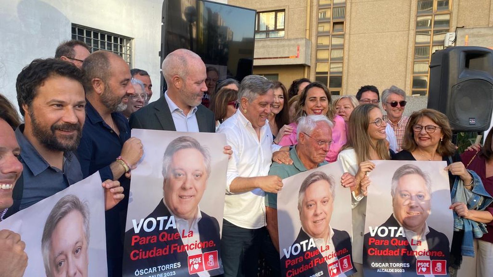 Óscar Torres enseña el cartel electoral, en el centro, acompañado de miembros de su candidatura.