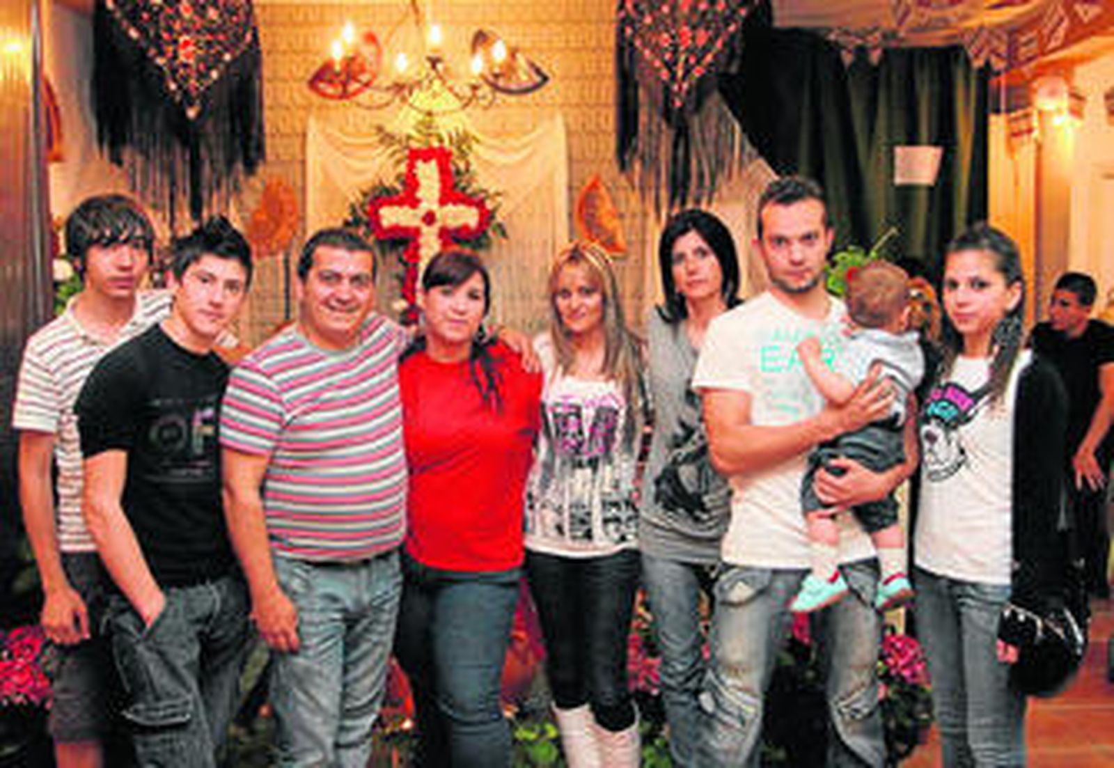 Diego de Haro posa en la casa de hermandad con algunos miembros de su nueva junta directiva.