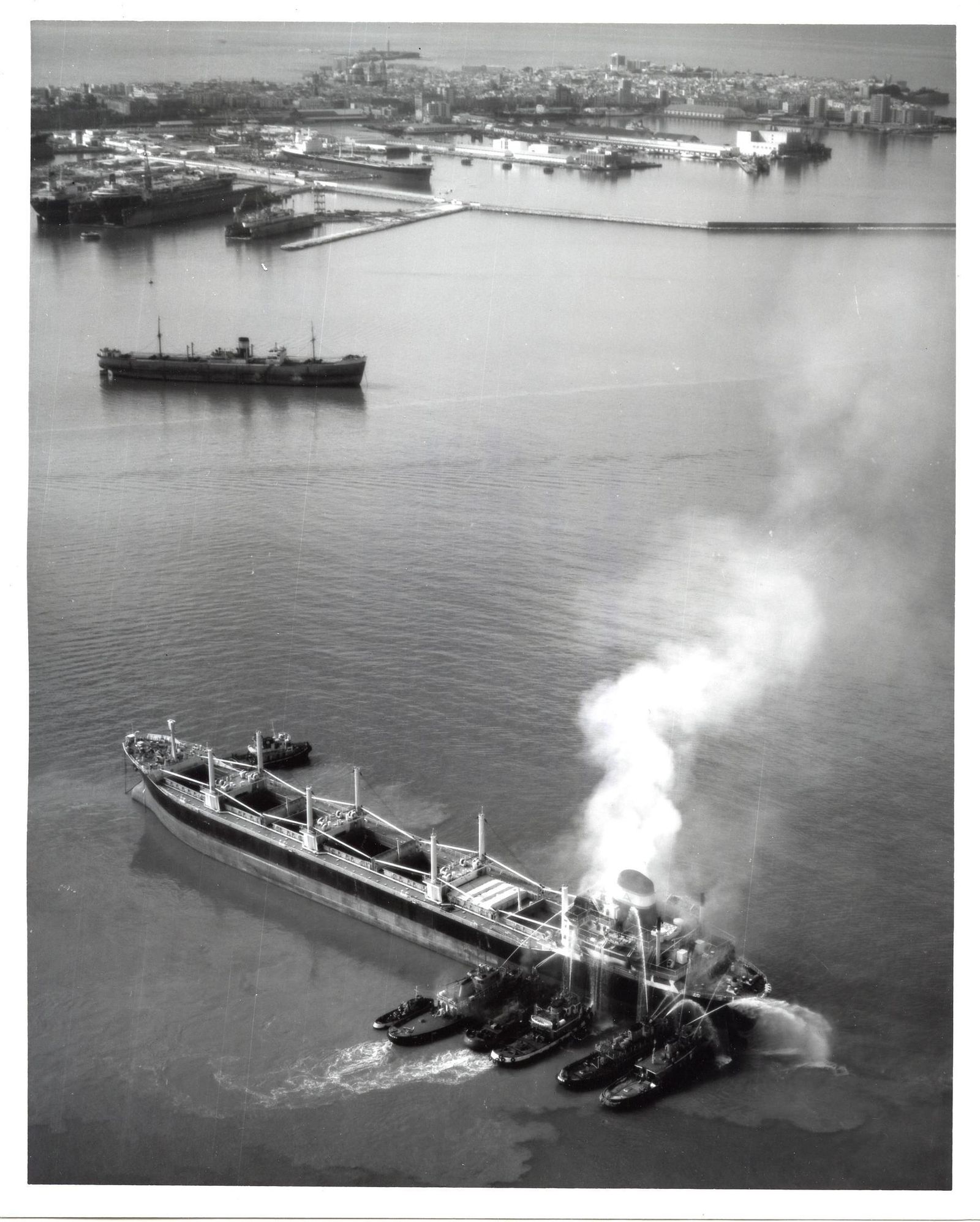 Un incendio, en 1971, en el carguero estadounidense 'Leire' en la Bahía de Cádiz, en una foto desclasificada en 1991.