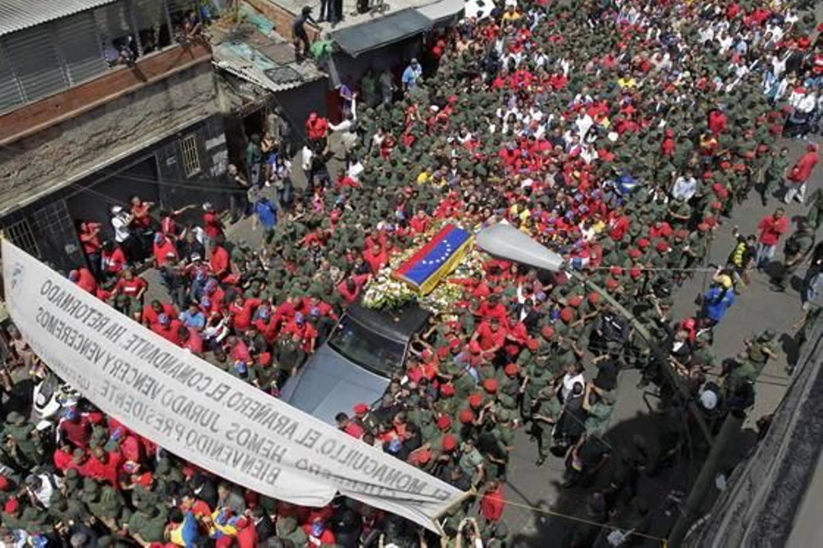 Multitudinario traslado del féretro de Chávez por las calles de Caracas.

Foto: Efe