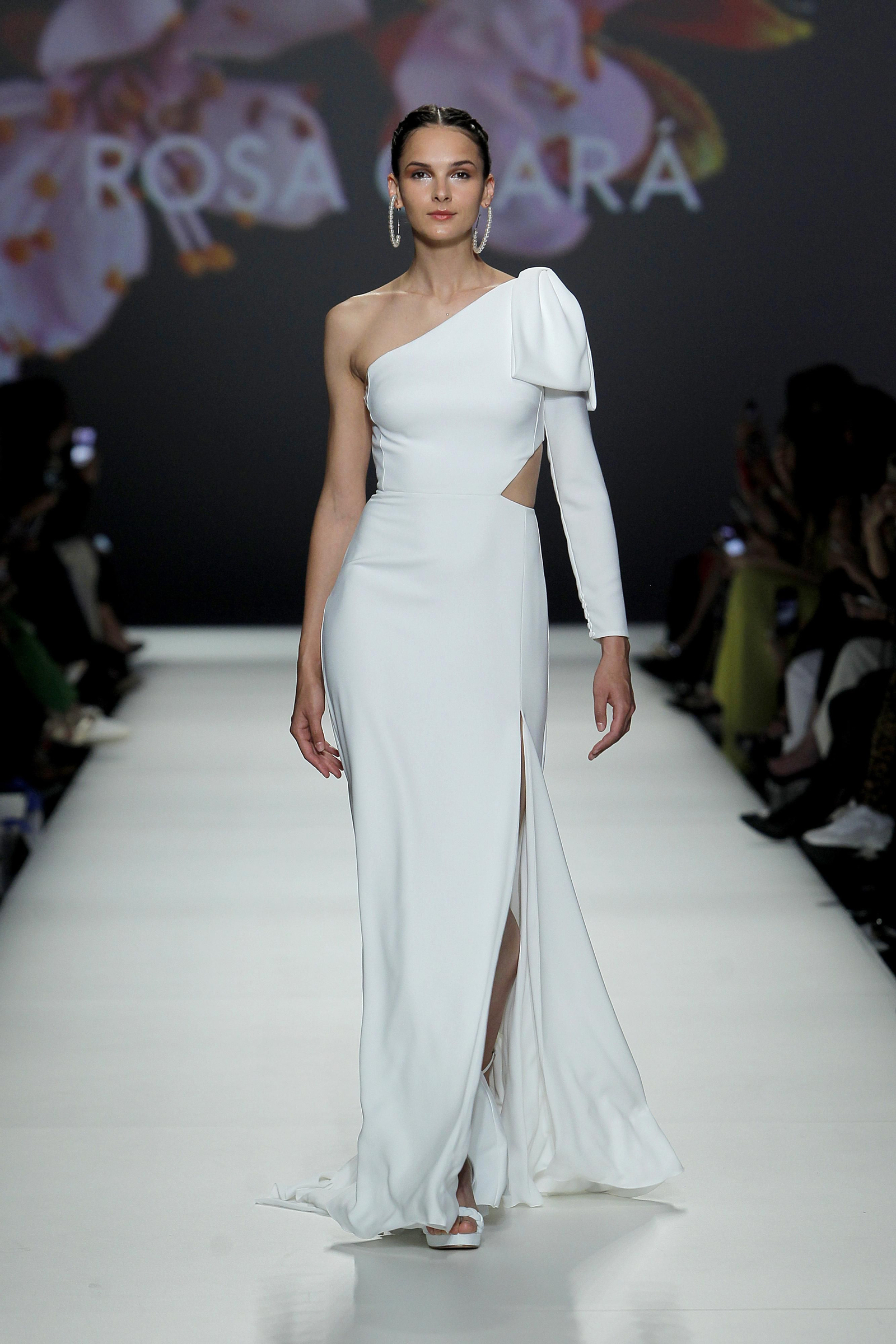 Vestido asimétrico y con apertura 'cut out' en el costado.