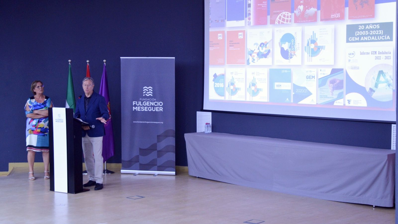 José Ruiz Navarro y Mª Jesús Ortiz presentan el Observatorio del Ecosistema Emprendedor de Andalucía.