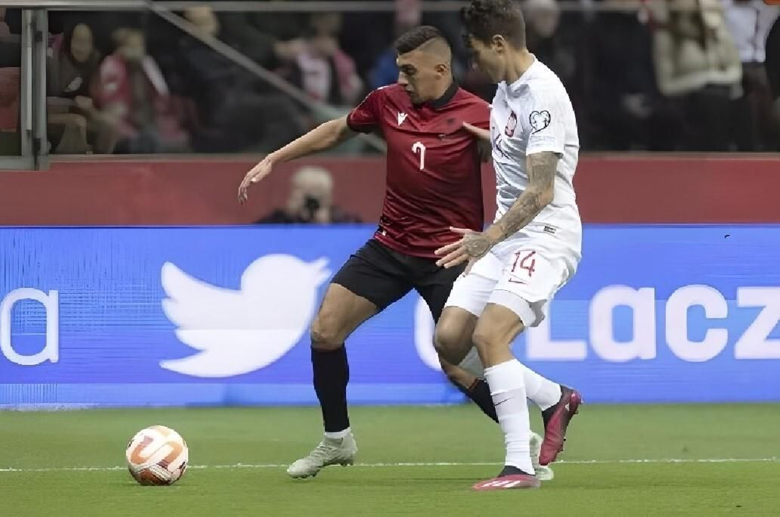 Uzuni en el duelo ante Polonia.