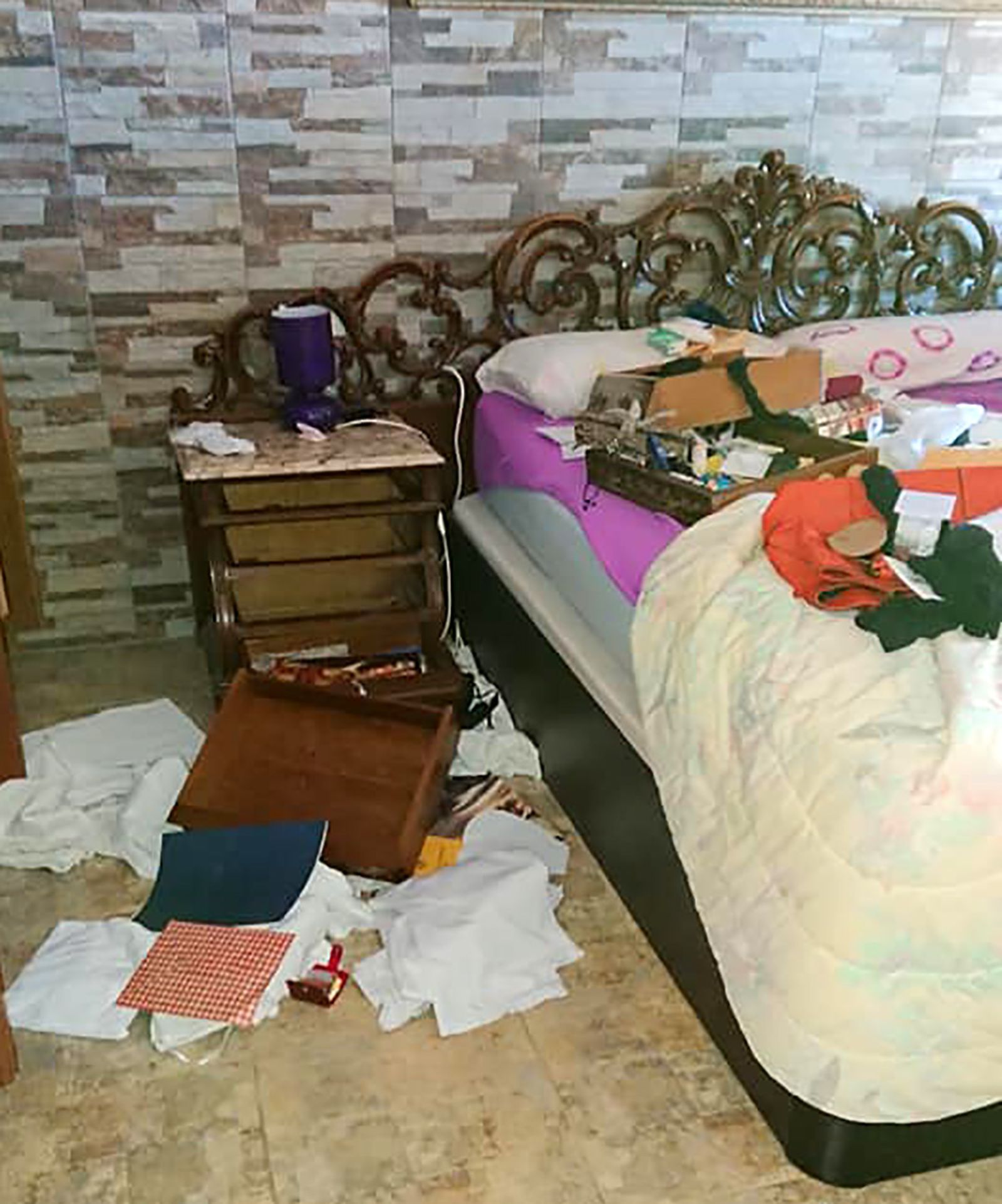 Uno de los dormitorios revueltos por los ladrones.