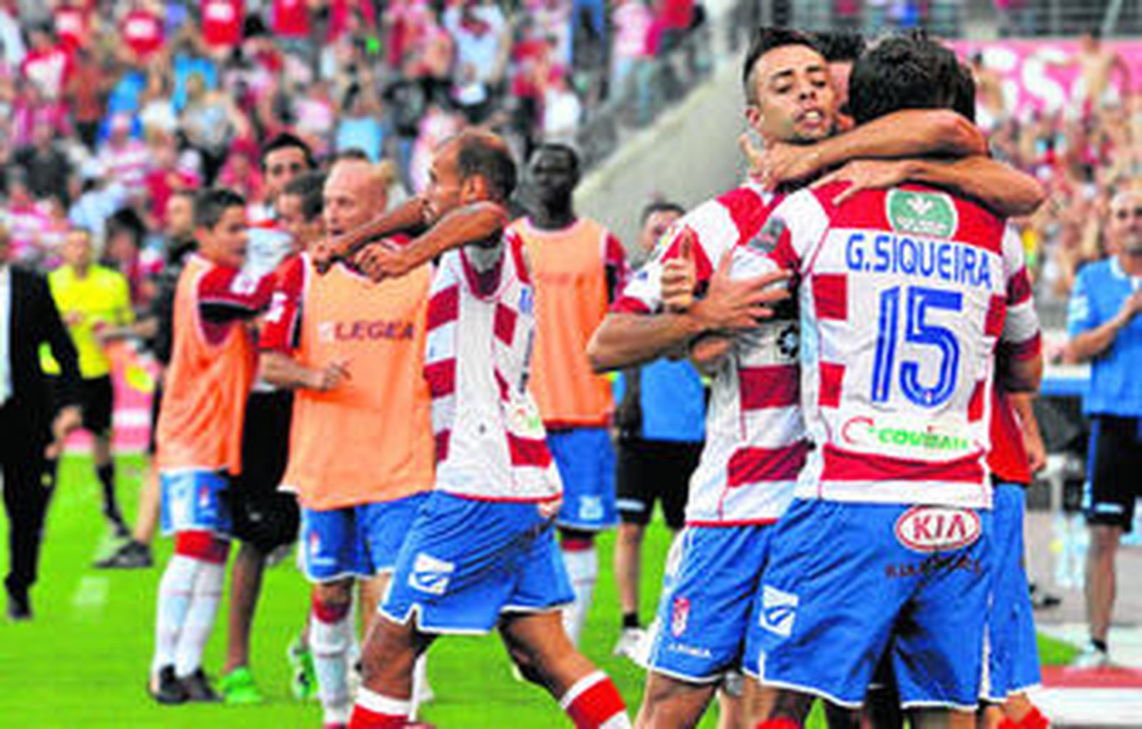 Los jugadores del Granada celebran el tanto conseguido por Fabián Orellana.