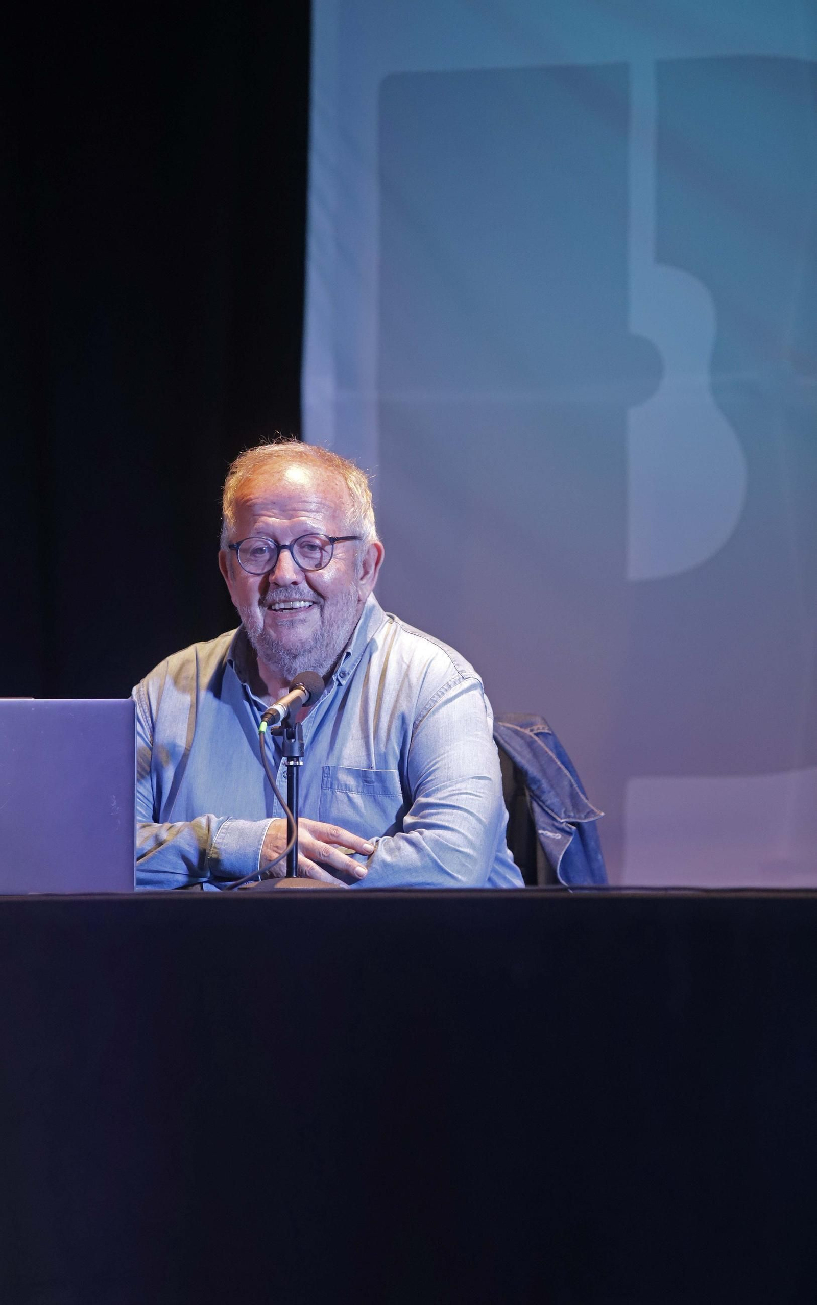 Fotos de la conferencia de Juan José Téllez  sobre los cincuenta años de la publicación del disco El Patio, del grupo Triana