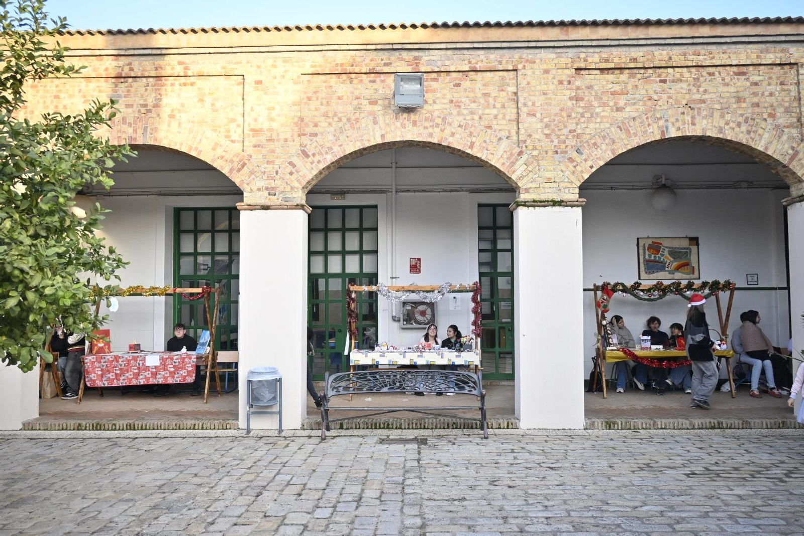 Imágenes del tradicional mercadillo de navidad de la escuela de arte León Ortega