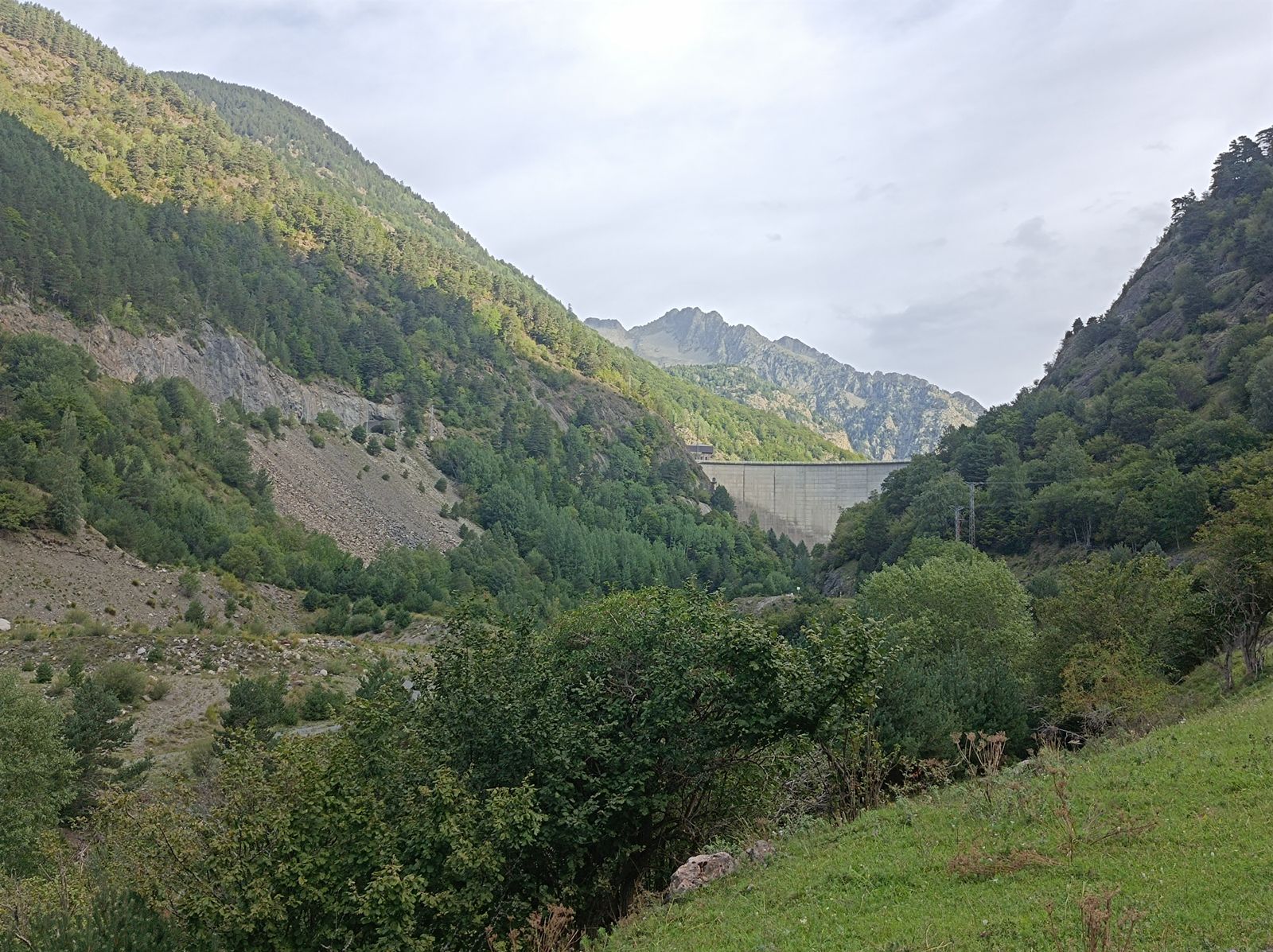 La pared del embalse desde la lejanía.