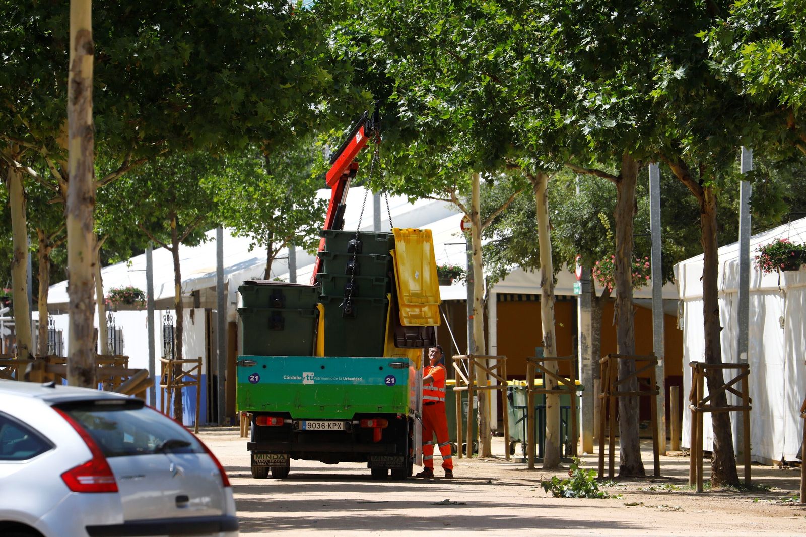 El desmontaje de las casetas y atracciones de la Feria de Córdoba, en imágenes